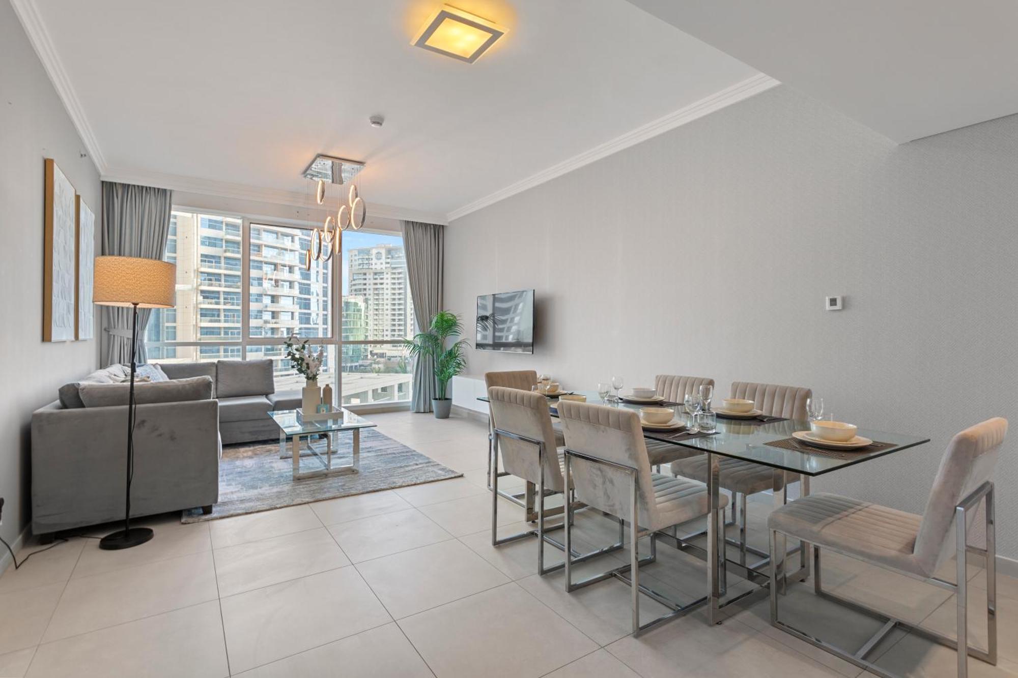 Daire Serene 2-bedroom Escape With Sea Steps Away In Jbr