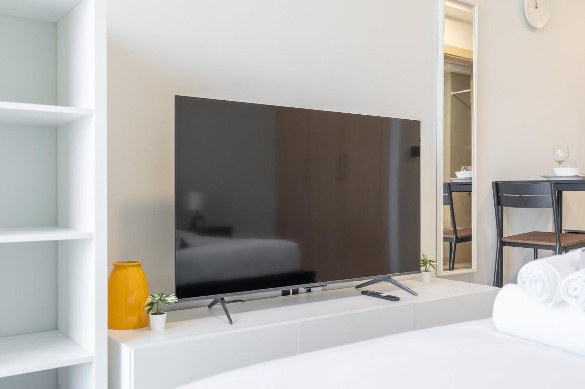 In Alexis Tower's Stunning And Sleeps 2 Apartment *