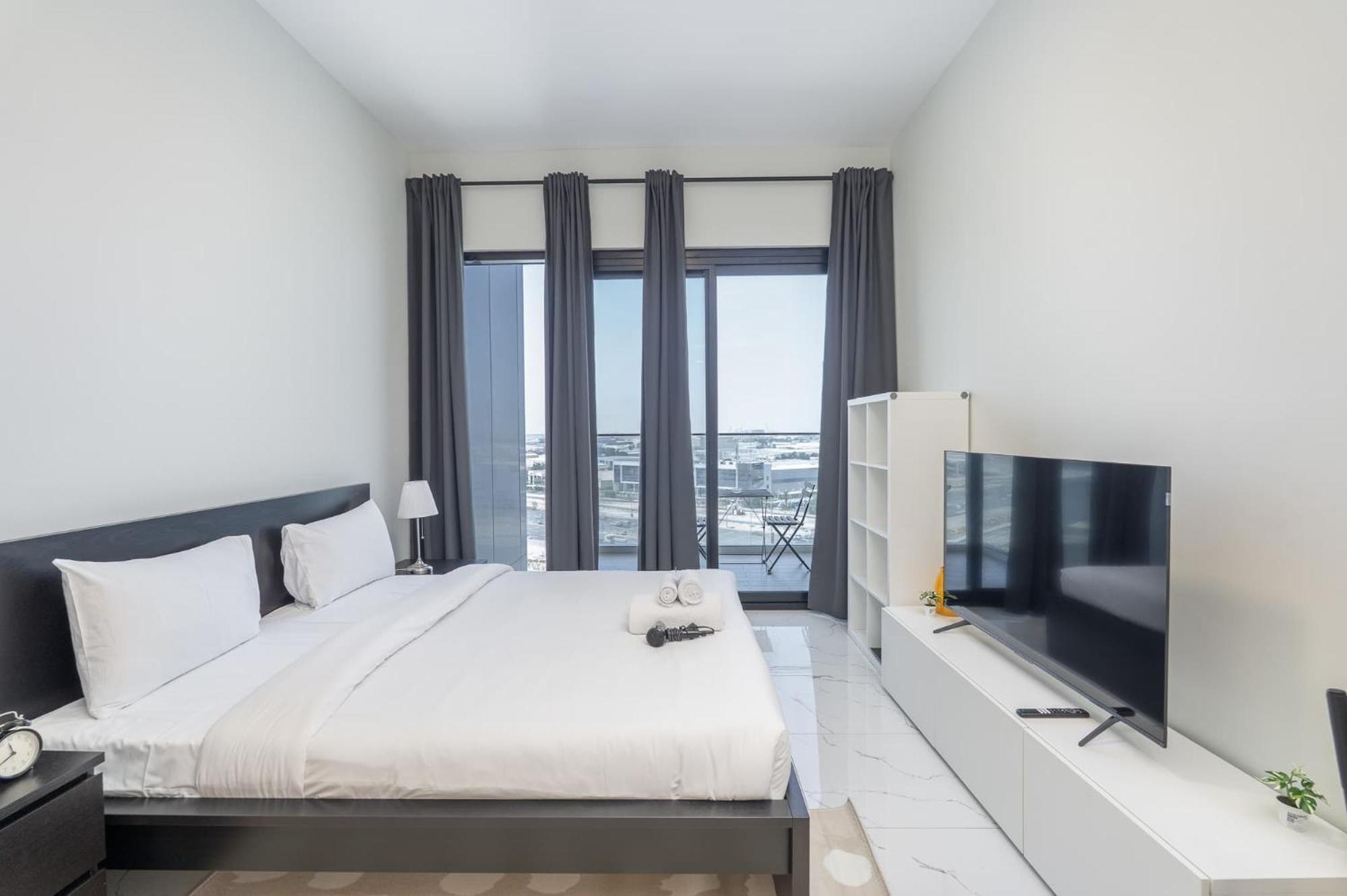 In Alexis Tower's Stunning And Sleeps 2 *