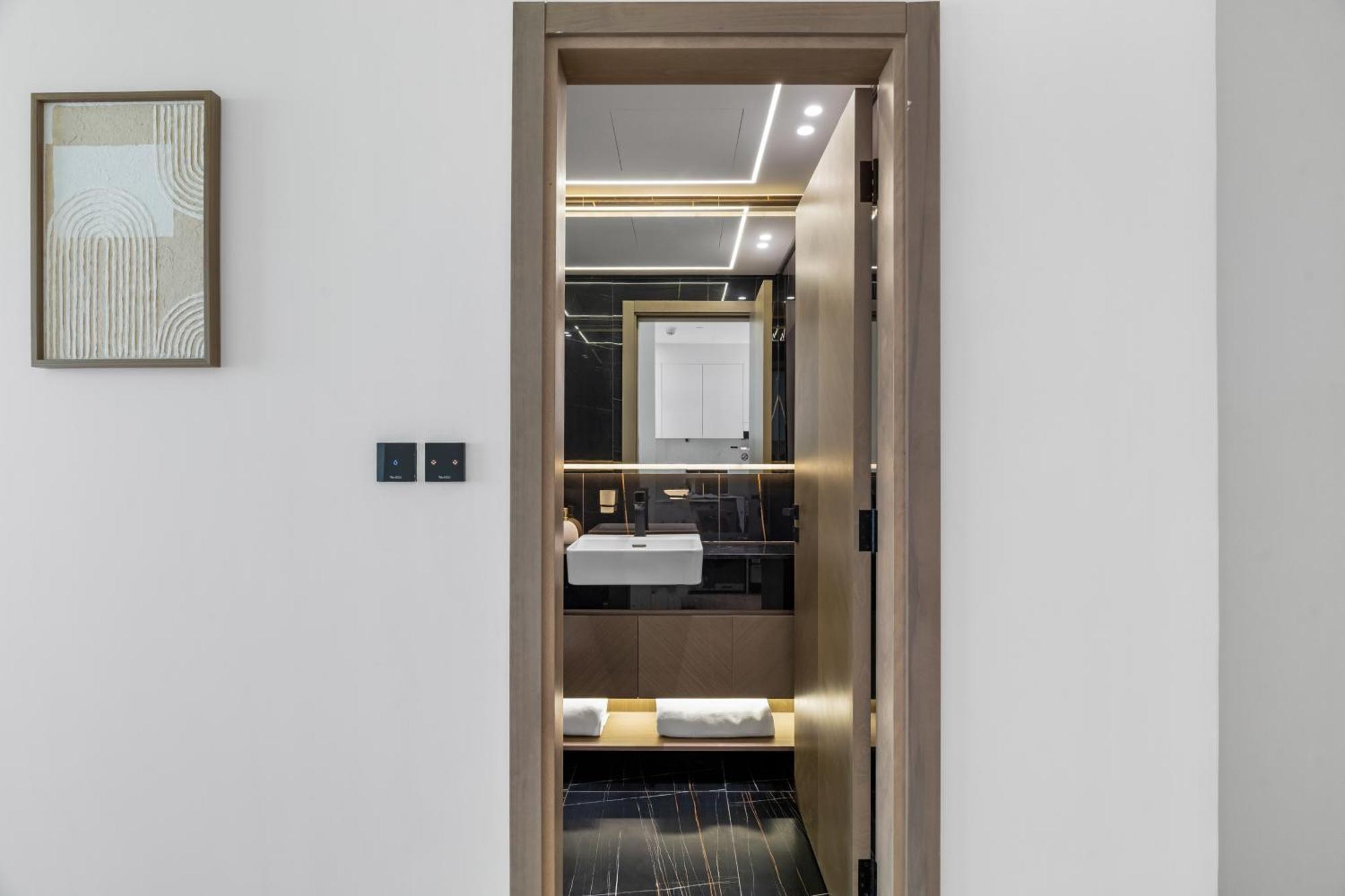 Modern 1br - Jvc - Wifi - Pool - Gym * Dubai