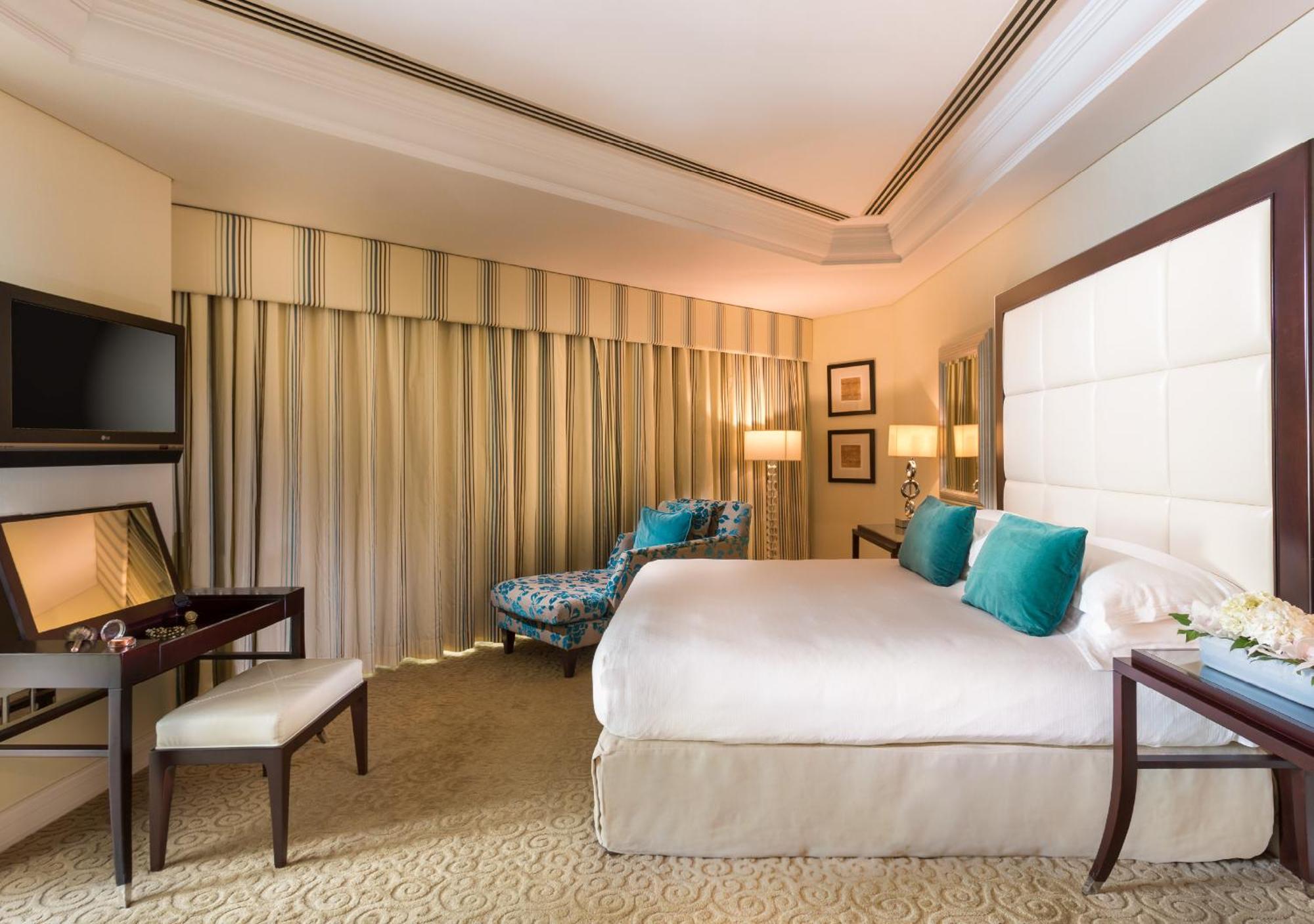 Hotel Mövenpick Grand Al Bustan 5*