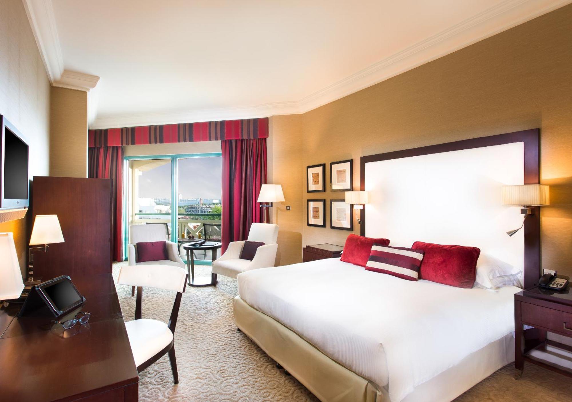 Mövenpick Grand Al Bustan 5*