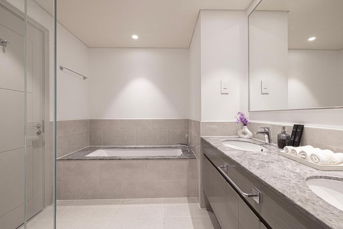 Downtown 4br High-floor Luxury That Sleeps 9 * Dubai