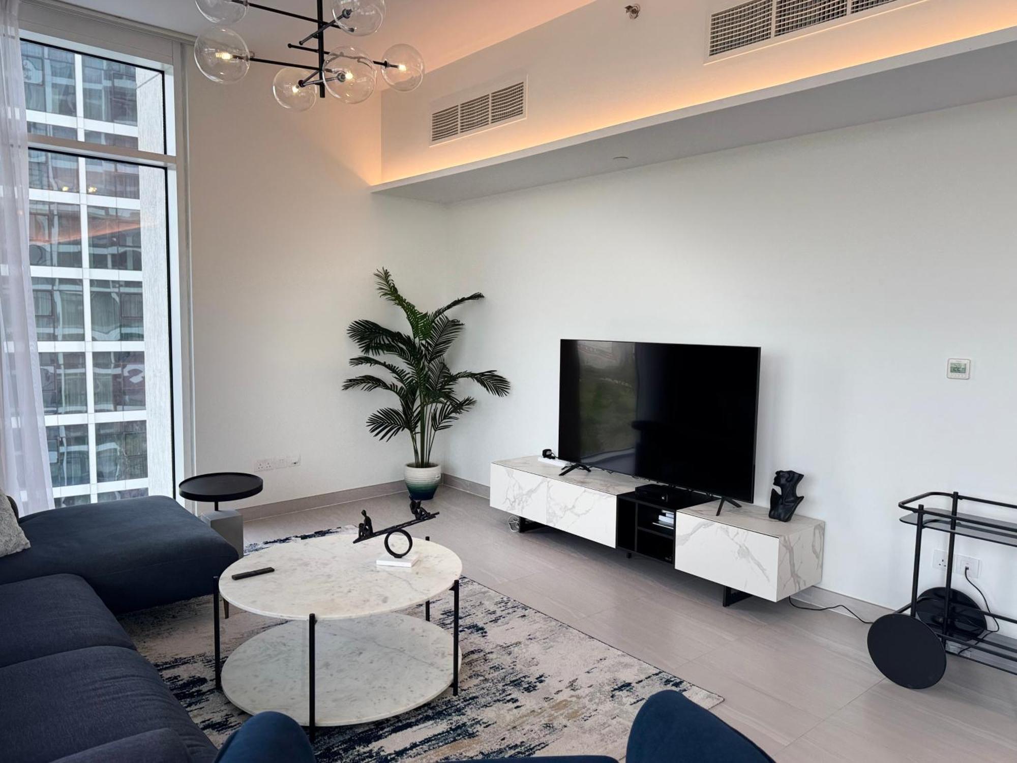 Ashri Luxe Spacious Near Metro, Frame