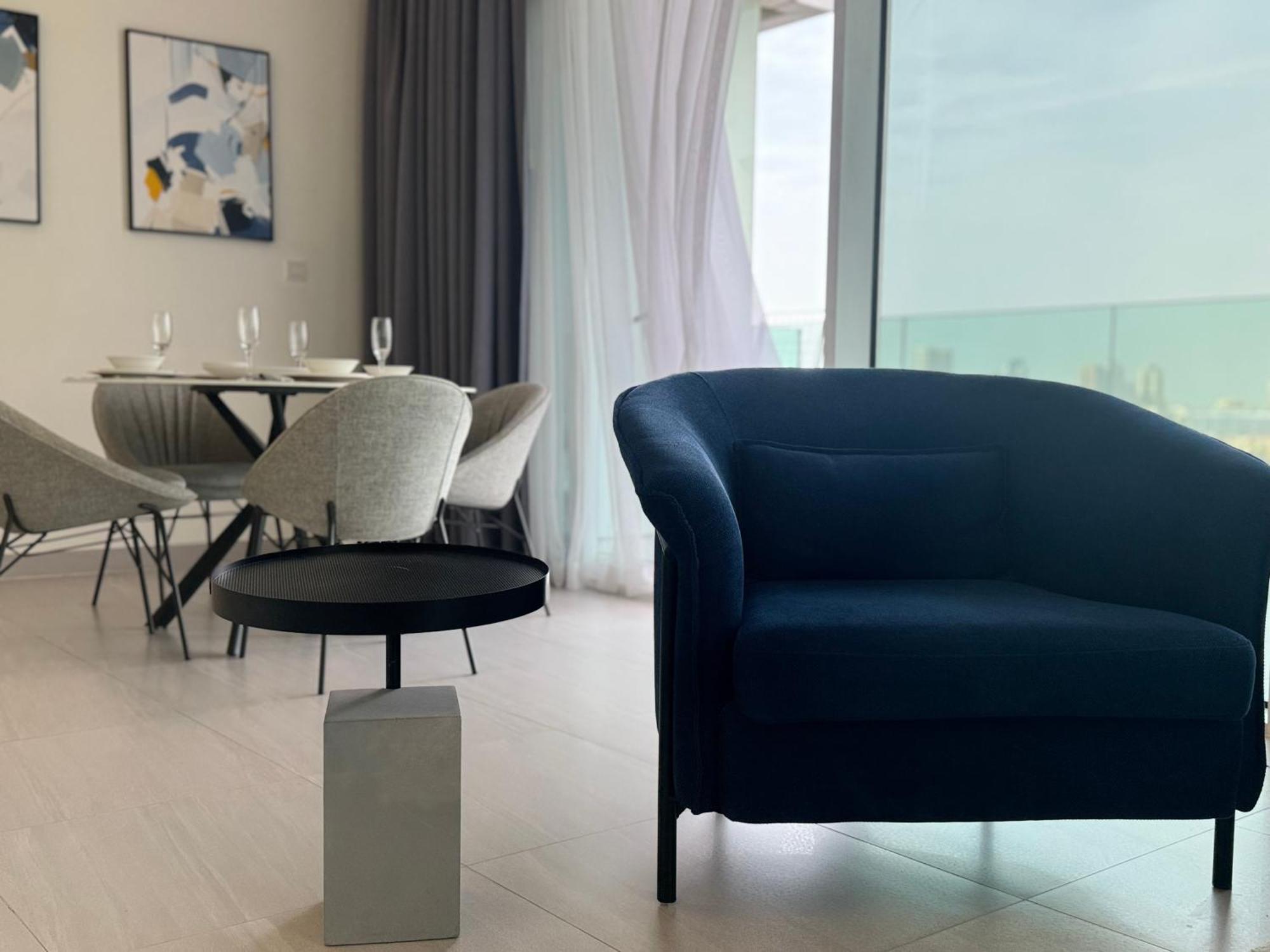 Ashri Luxe Spacious Near Metro, Frame