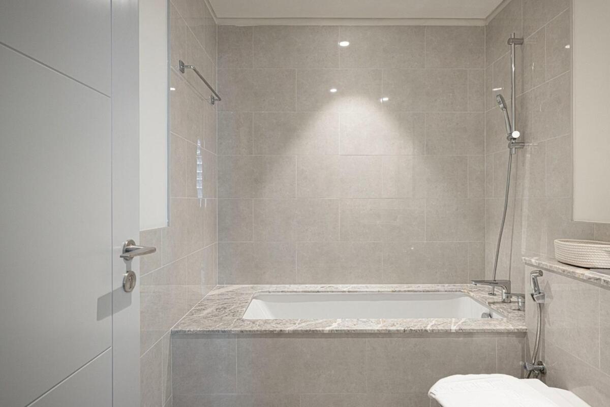 Downtown Stunning 4br With Amazing Pool & Amenities * Dubai