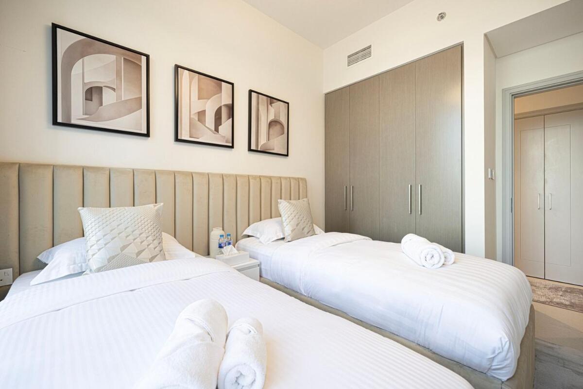 Downtown Stunning 4br With Amazing Pool & Amenities * Dubai