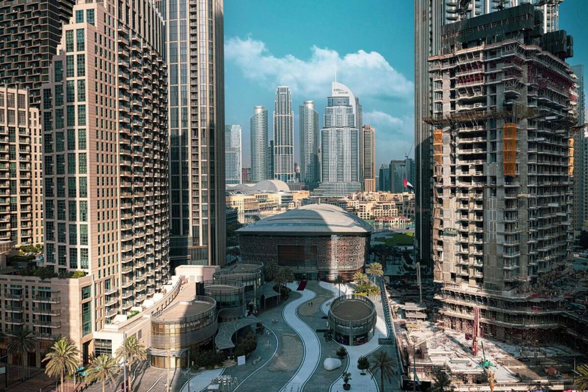 Downtown Stunning 4br With Amazing Pool & Amenities * Dubai