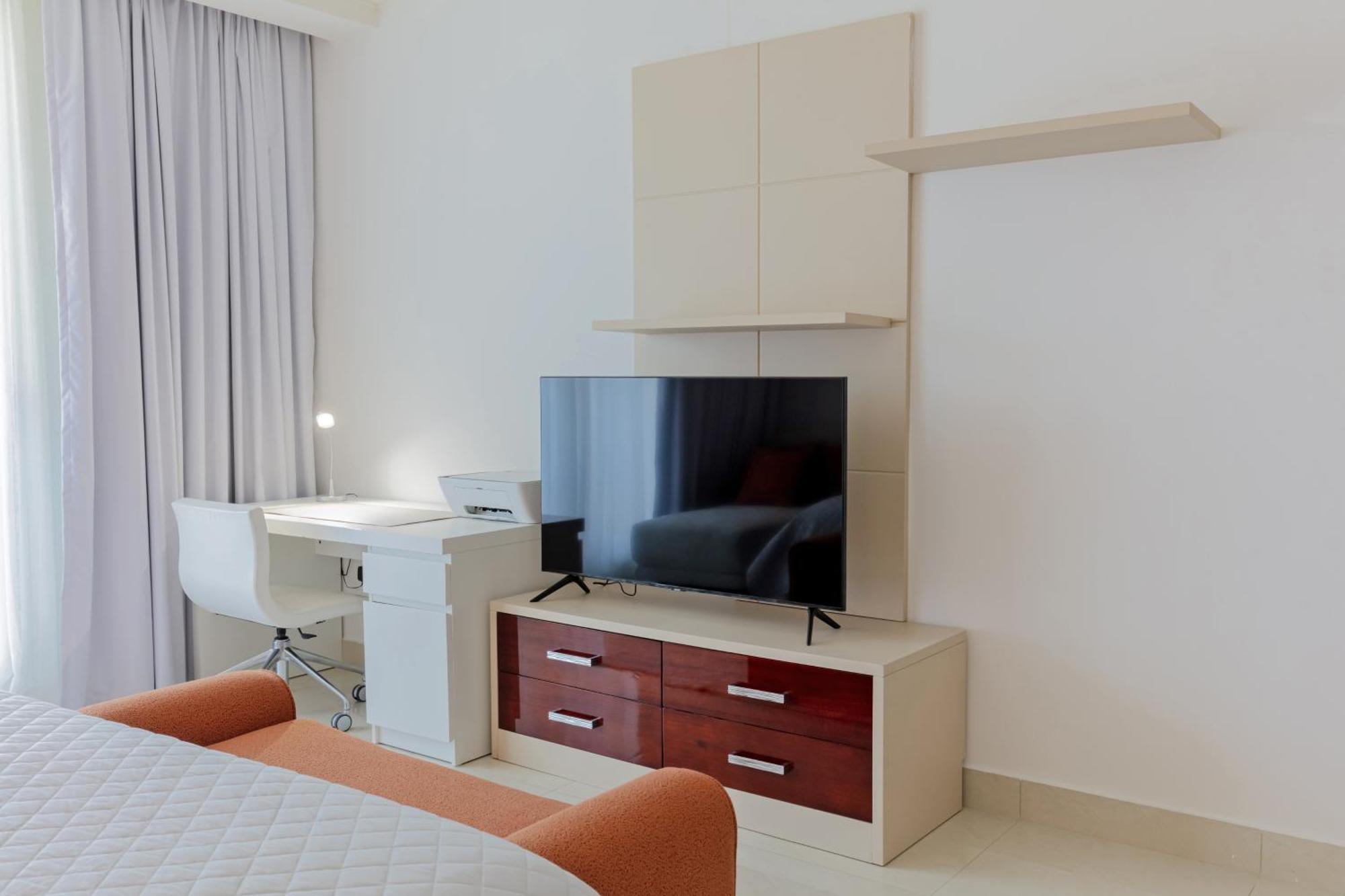 1-bedroom With Pool Apartment *