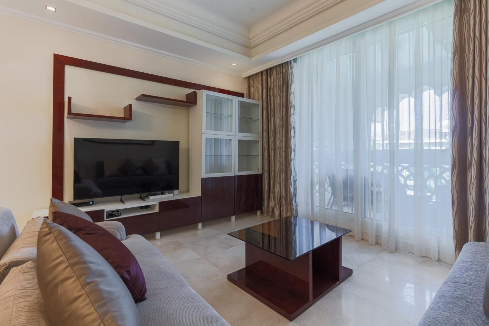 1-bedroom With Pool Apartment *