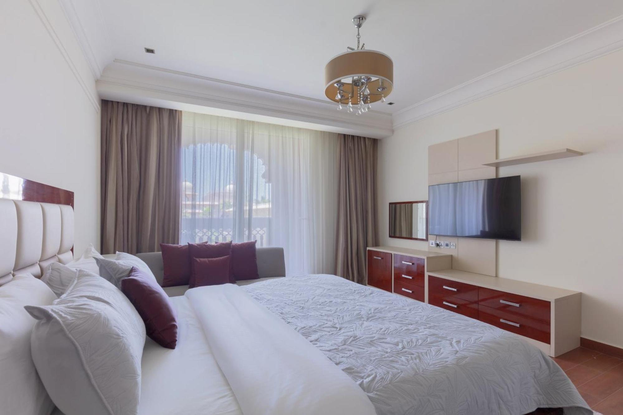 1-bedroom With Pool Apartment *