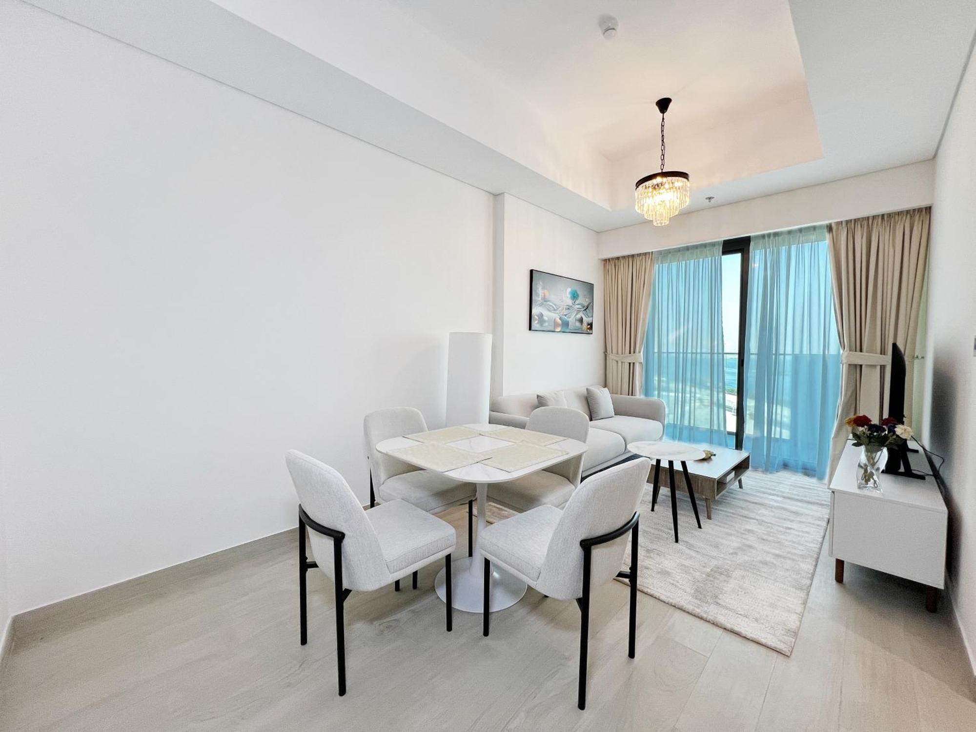Creek Views 1br Modern In Jaddaf Dubai