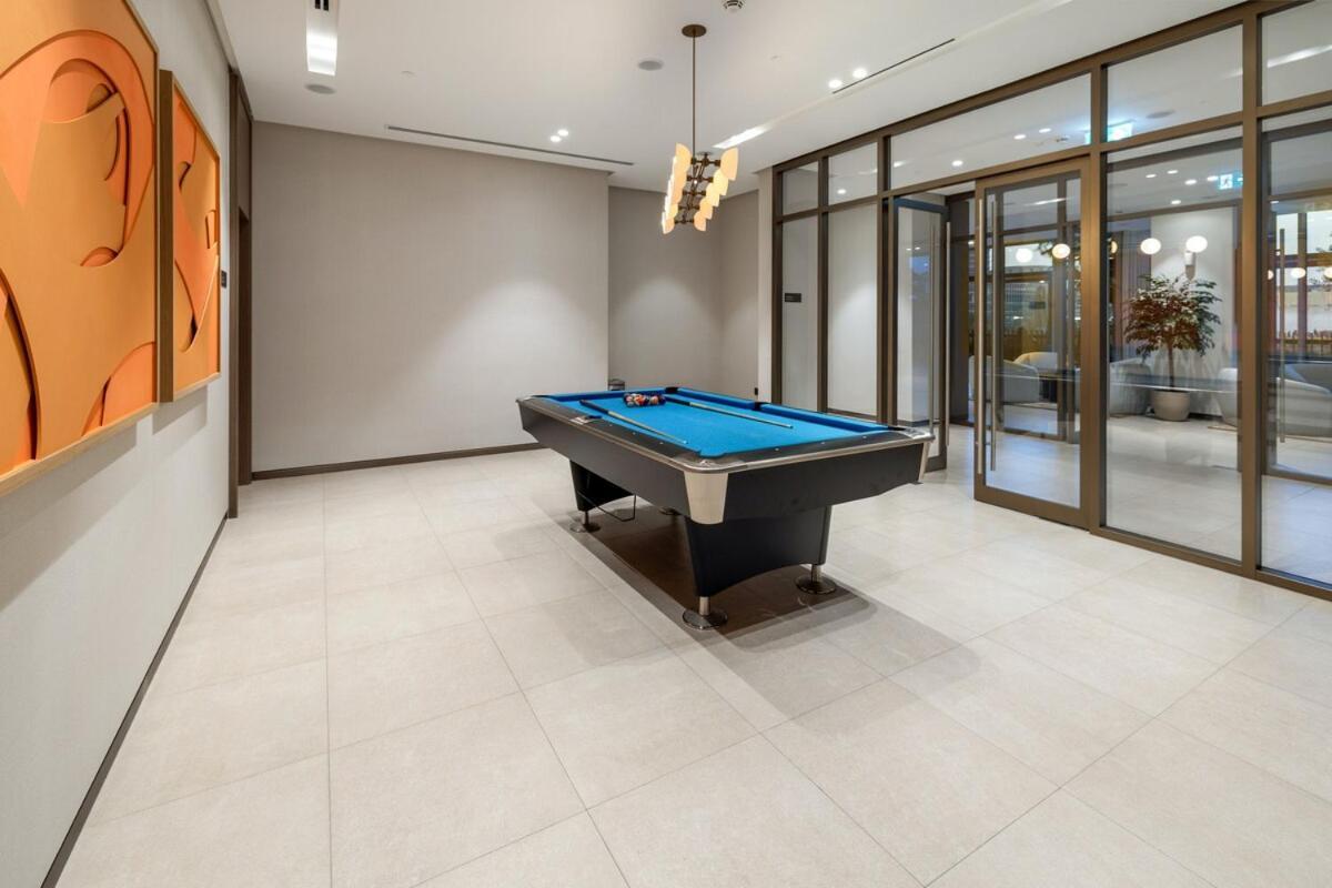 Luxury Just Steps From Mall 2br Grande Apartment