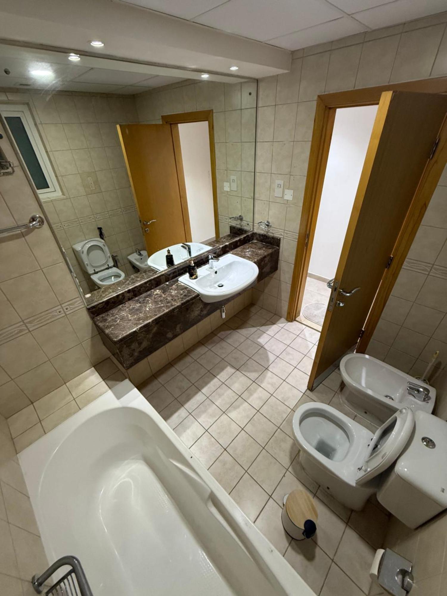 2016 Queen In With Private And Attached Bathroom Close To Union Metro Station With Paid Parking Aparthotel Dubai