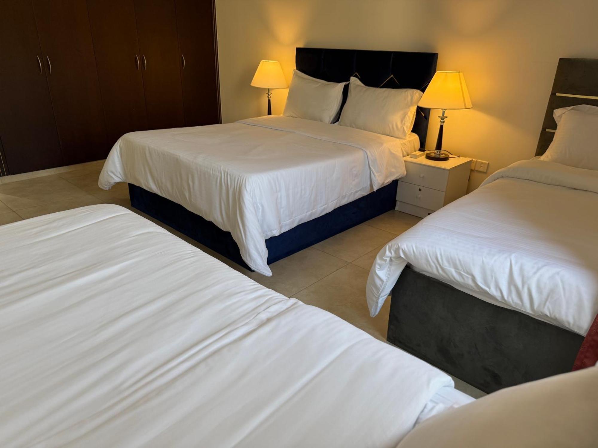2016 Queen In With Private And Attached Bathroom Close To Union Metro Station With Paid Parking Dubai