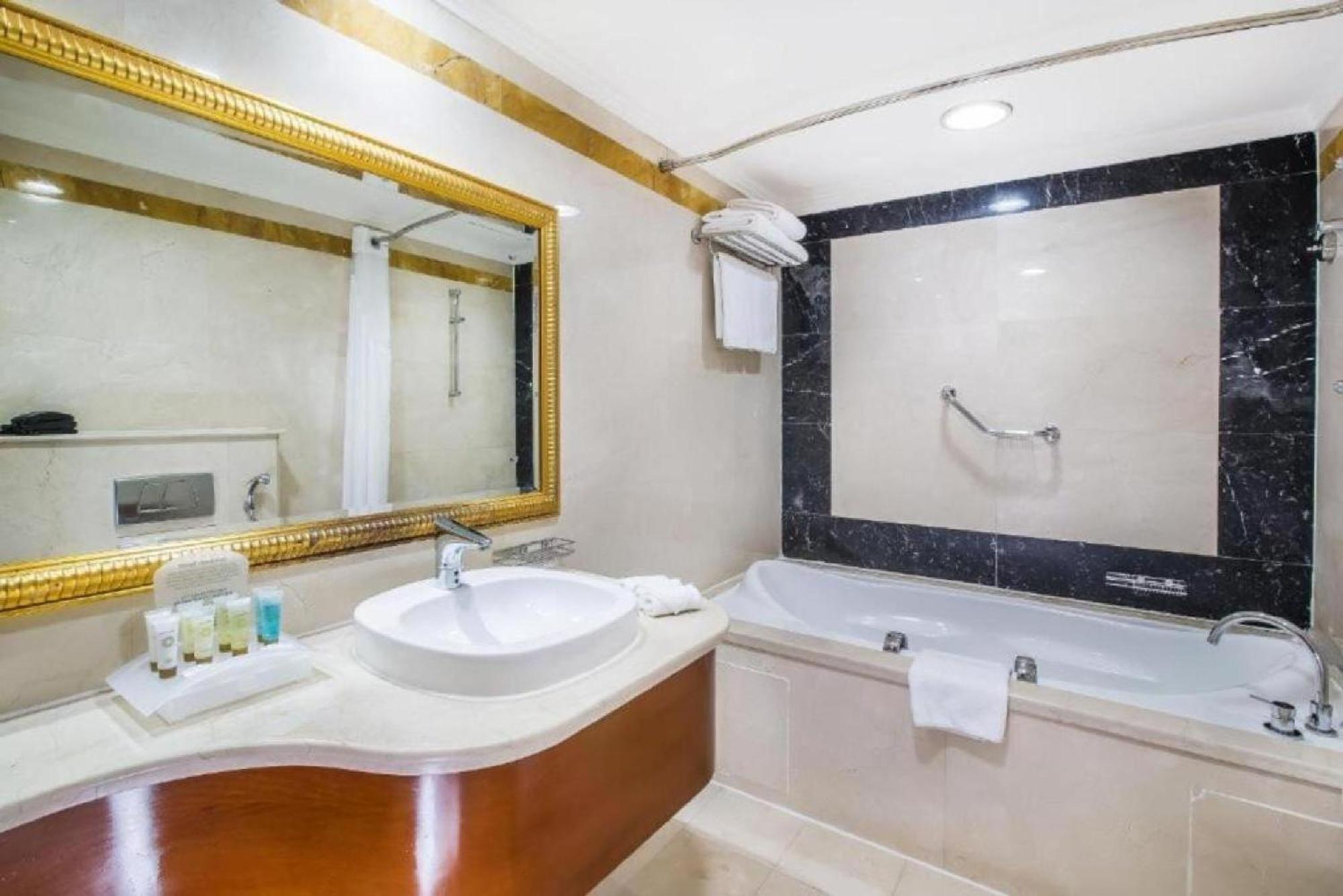 Dancenter Luxury International 4*