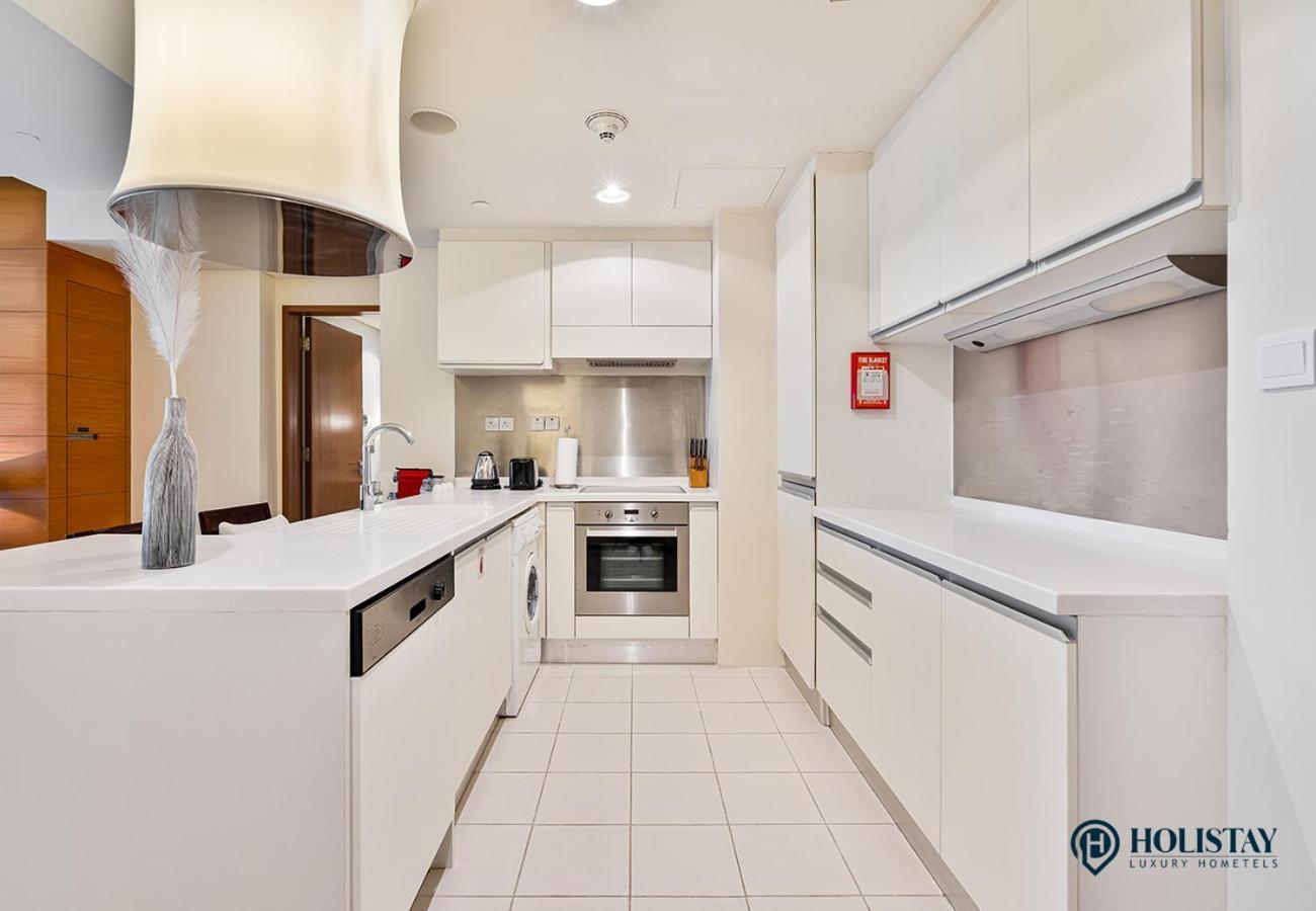 Holistay Luxury Homes - Burj Khalifa View - Direct Access Mall Apartment *