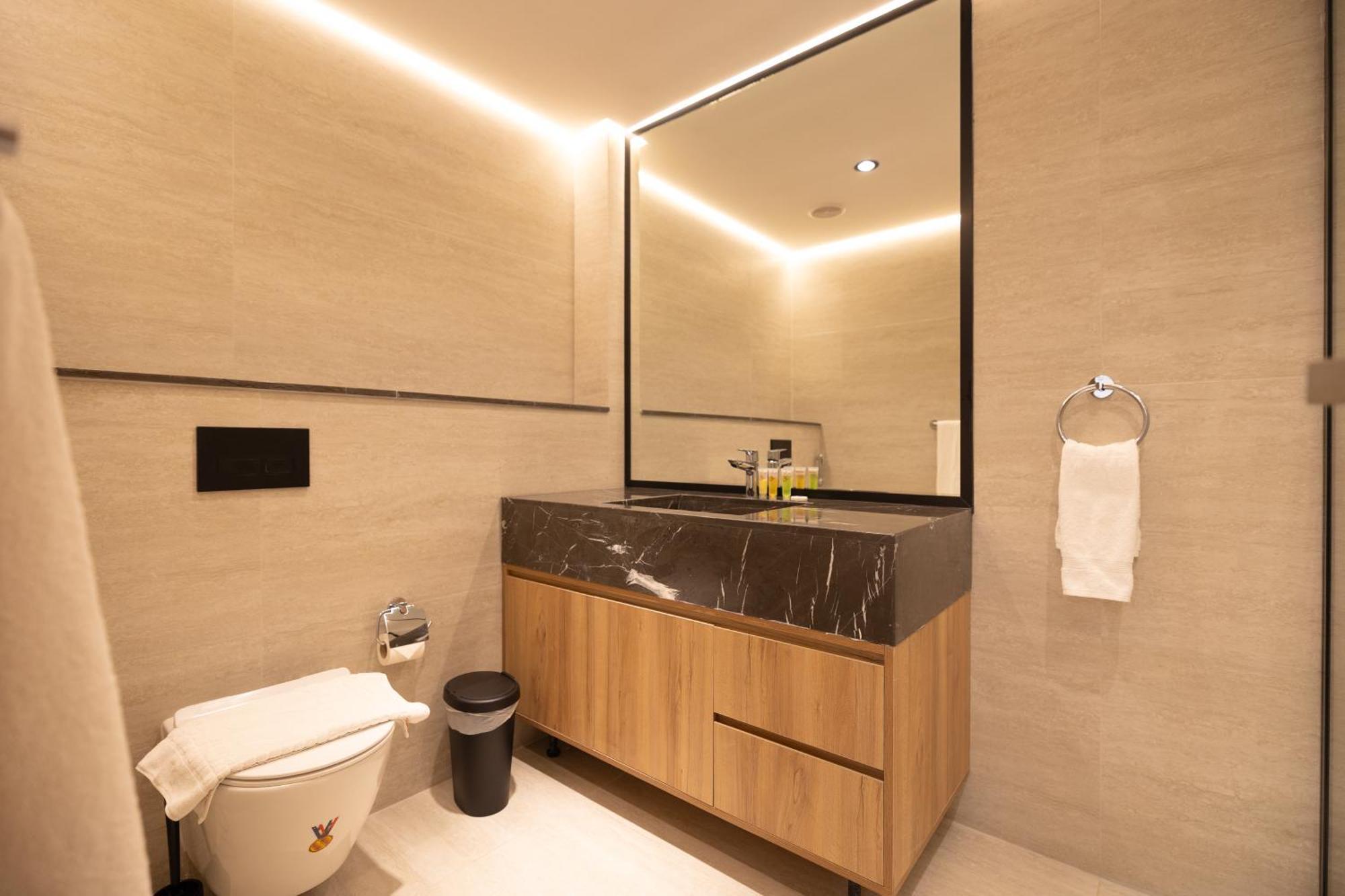 Designer Furnished With Luxury Finishes In Springs 14 Holiday home