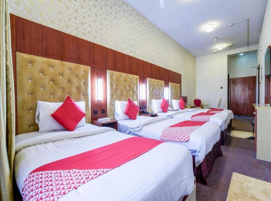 Parasol Hotel *