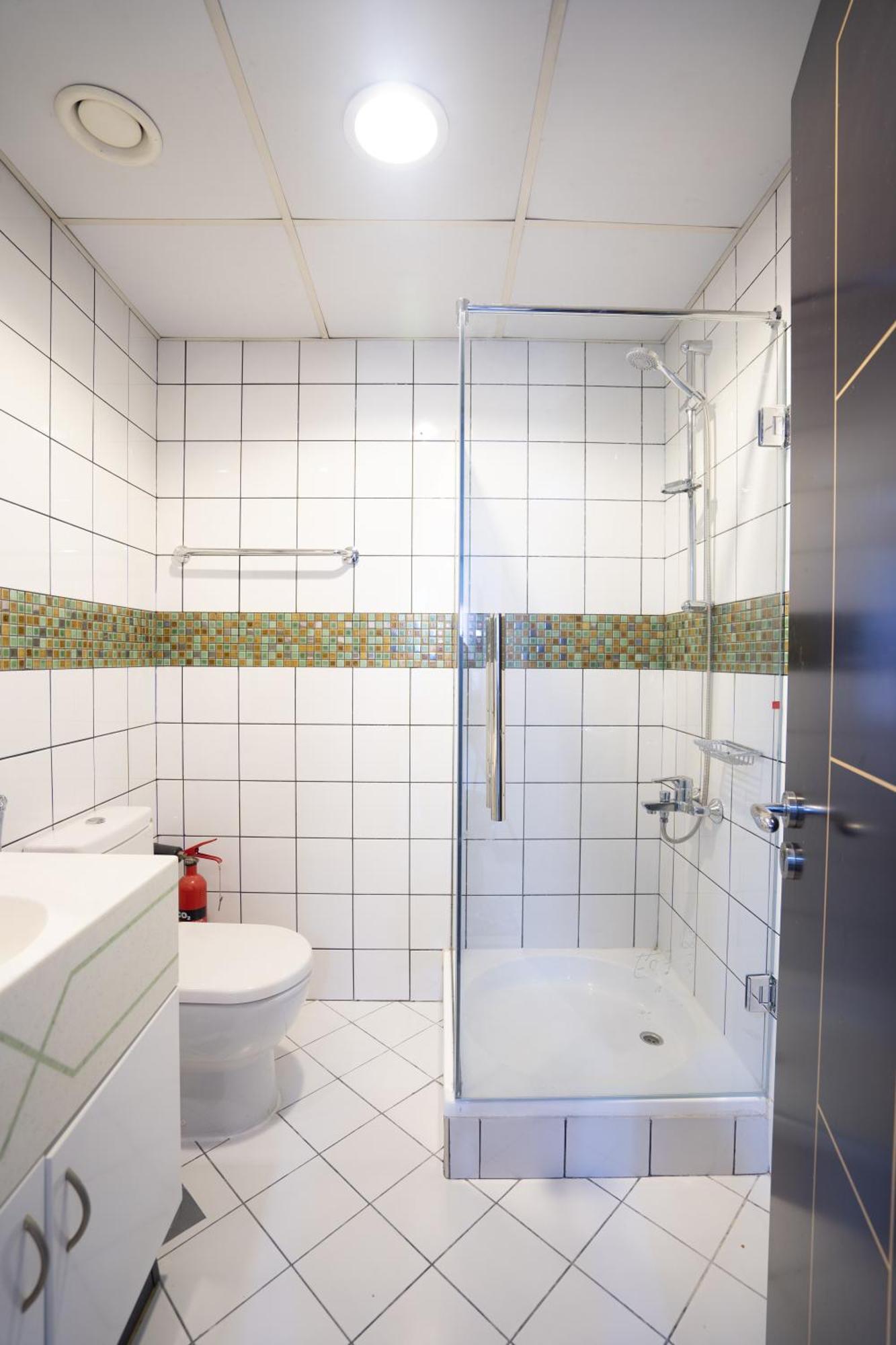 Daire 1br Near Metro Jlt Pool Gym Fast Wi-fi *