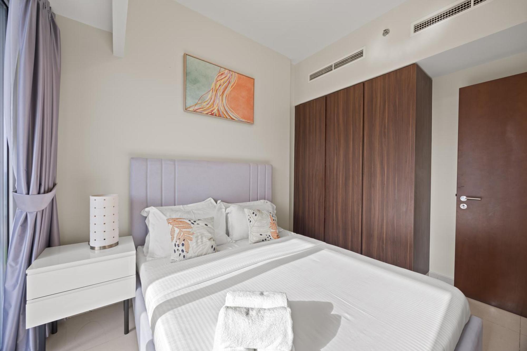 Burj Khalifa And Canal Views - Luxury For Rent In Business Bay *