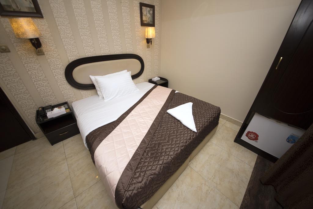 Grand Sina Hotel *