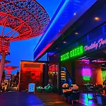 Seaview Beach Hostel Jbr - Walk To Beach - Gym - Pool - Metro Station