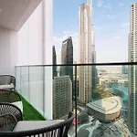 Magnificent - Stylish 3 Bedroom Retreat With A Burj Khalifa View