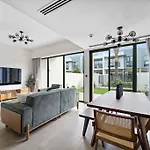 Relaxing Staycation - Villa With Community Pool