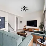 Relaxing Staycation - Villa With Community Pool