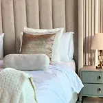 Luxury Large Studio In The Heart Of Dubai Close To Dubai Mall And Burj Khalifa