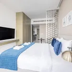 Stunning Canal Viewbusiness Bay High Floorstudio