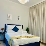Stunning Studio With Rooftop Pool, Balcony & Gym