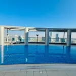 Stunning Studio With Rooftop Pool, Balcony & Gym