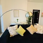 Luxury One Bedroom Apartment With Fountain View Opposite Dubai Mall
