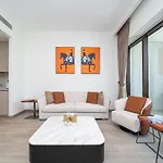 Luxury 2-Bed Retreat With Stunning Creek Views