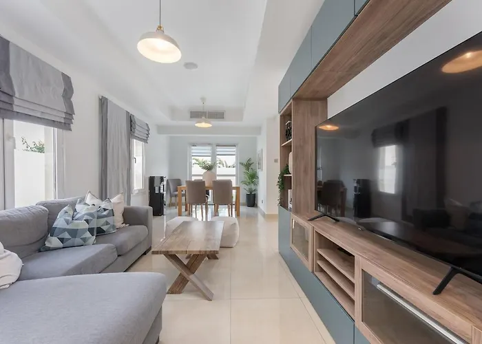 Luxurious 3-Bedroom Villa With Private Pool At Springs 10