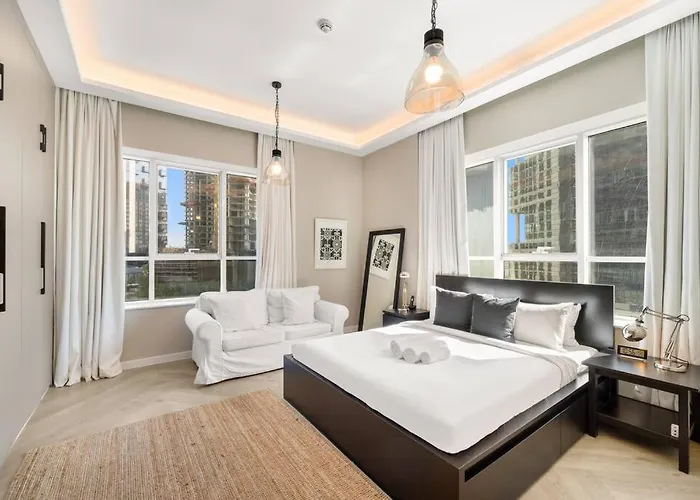 Vibrant 2Br Escape With Pool & Gym