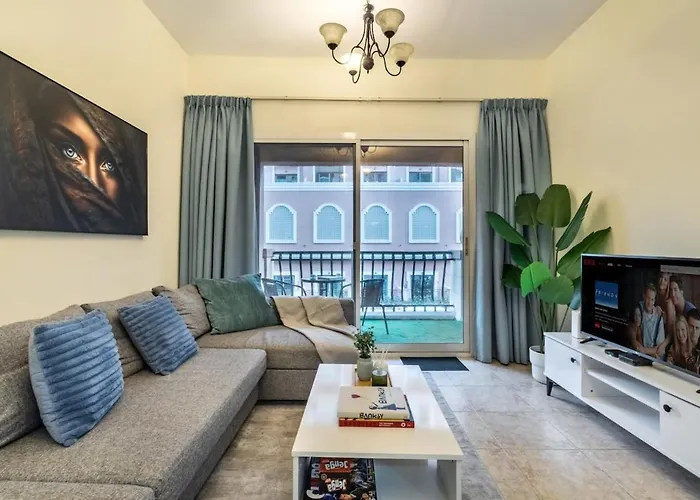 Spacious 1-Br Opposite Mall With Huge Pool & Gym