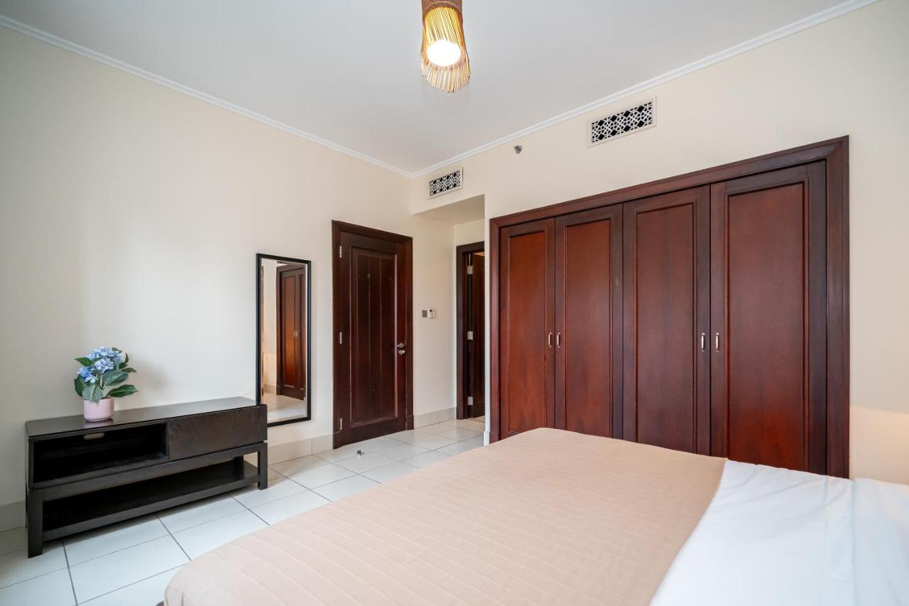Higuests - Spacious Apt With Private Balcony In Old Town Apartment *