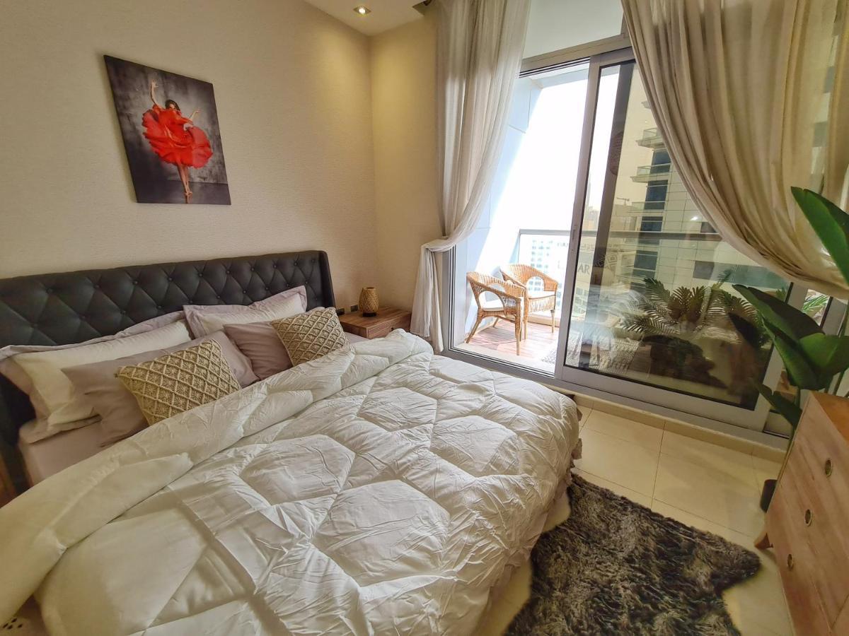 Green Sky Holiday With Shared Kitchen And Lounge Homestay Dubai