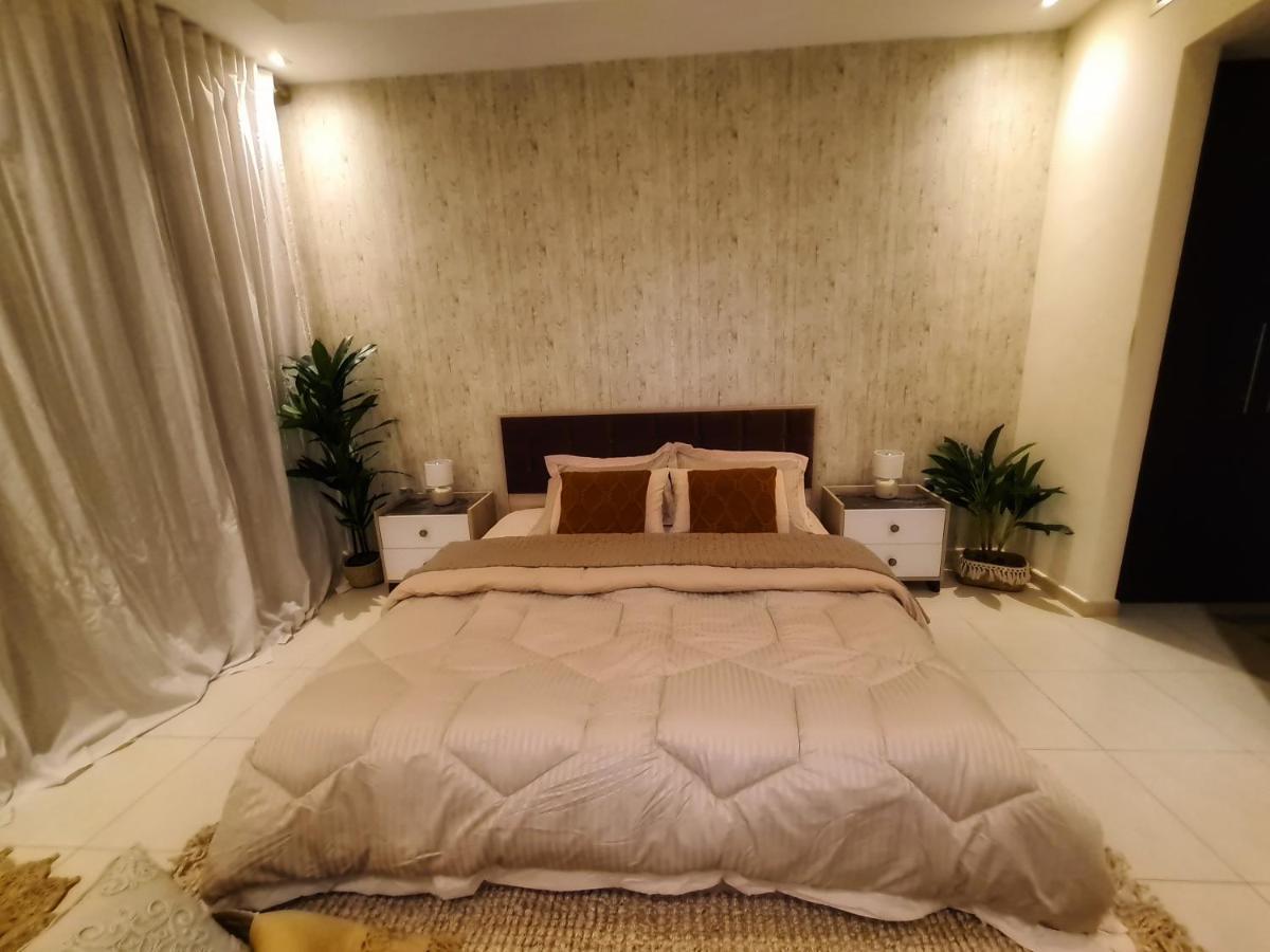 Green Sky Holiday With Shared Kitchen And Lounge * Dubai