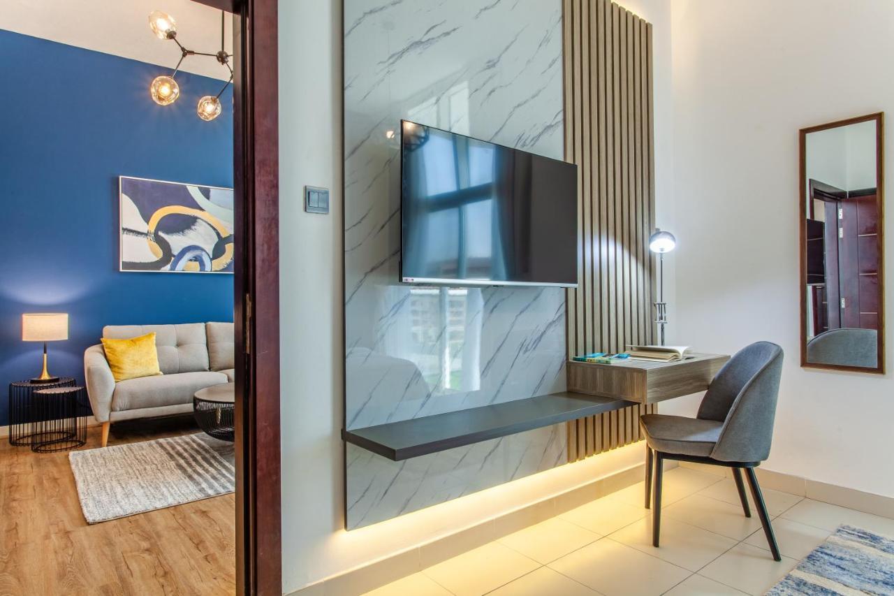 Live Modern Live Luxury - *