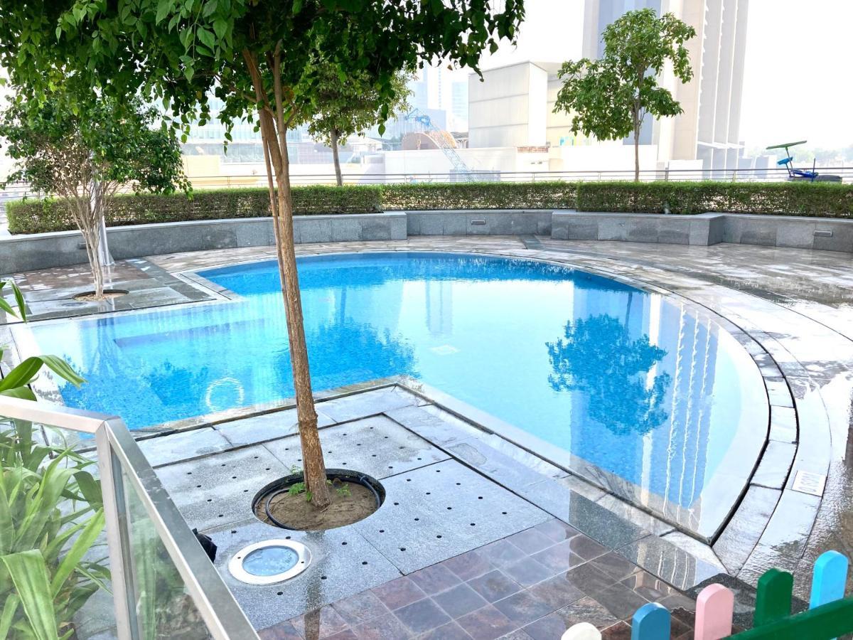 Luxury Dowtown Apt With Stunning Skyline Views *