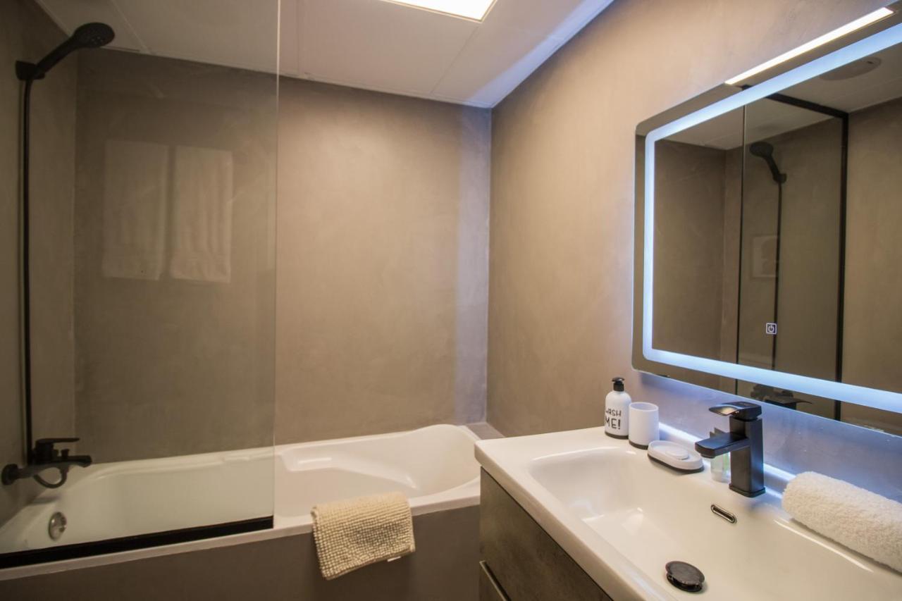 Walking Distance To Metro! Full Canal View Apartment Dubai