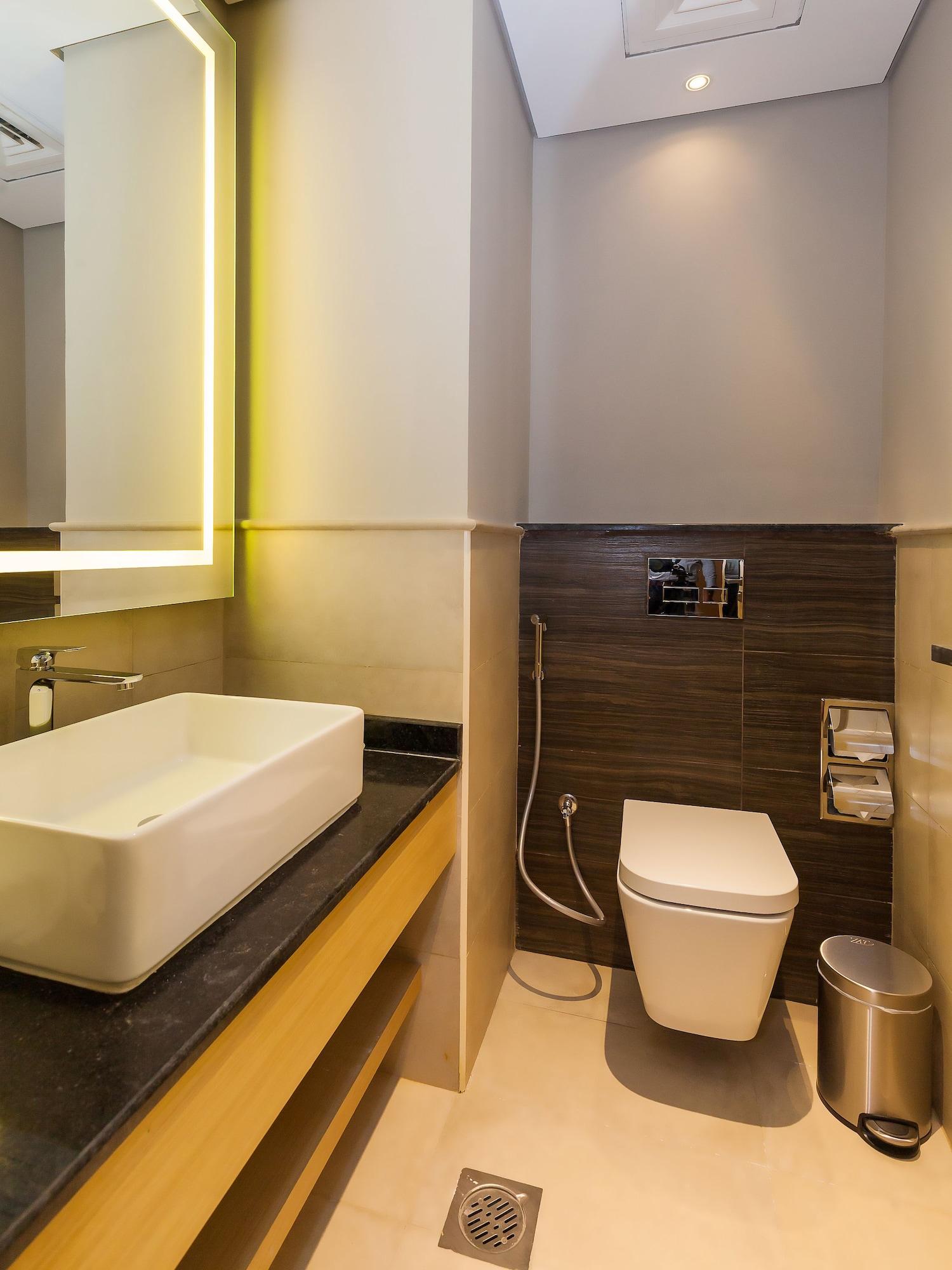 Flora Airport 4*