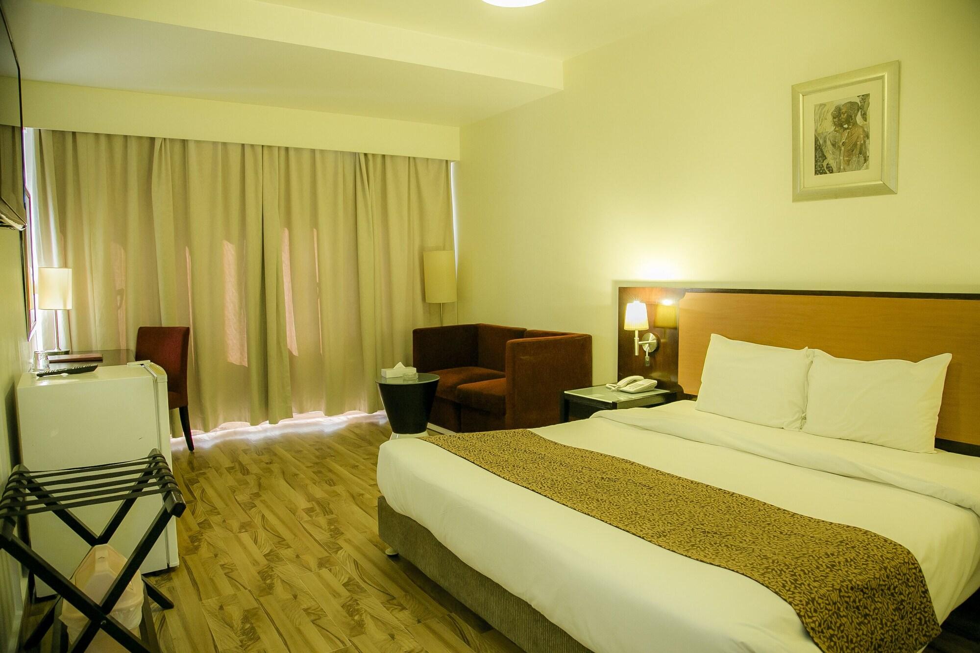 Hotel Phoenicia Grand 2*