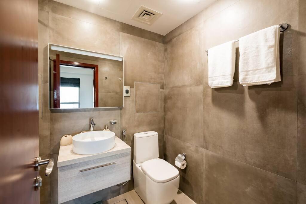 Apartment 2br Vacation With Pool, Gym And Beach Access Dubai