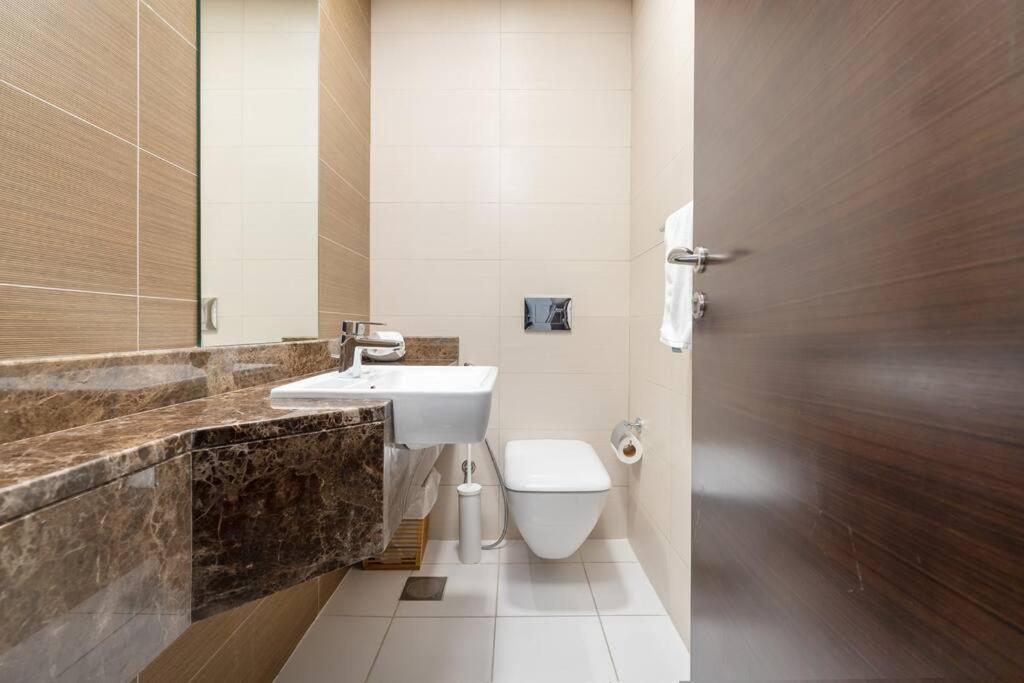Cozy Studio In Sparkle Tower Jbr By Suiteable Apartment
