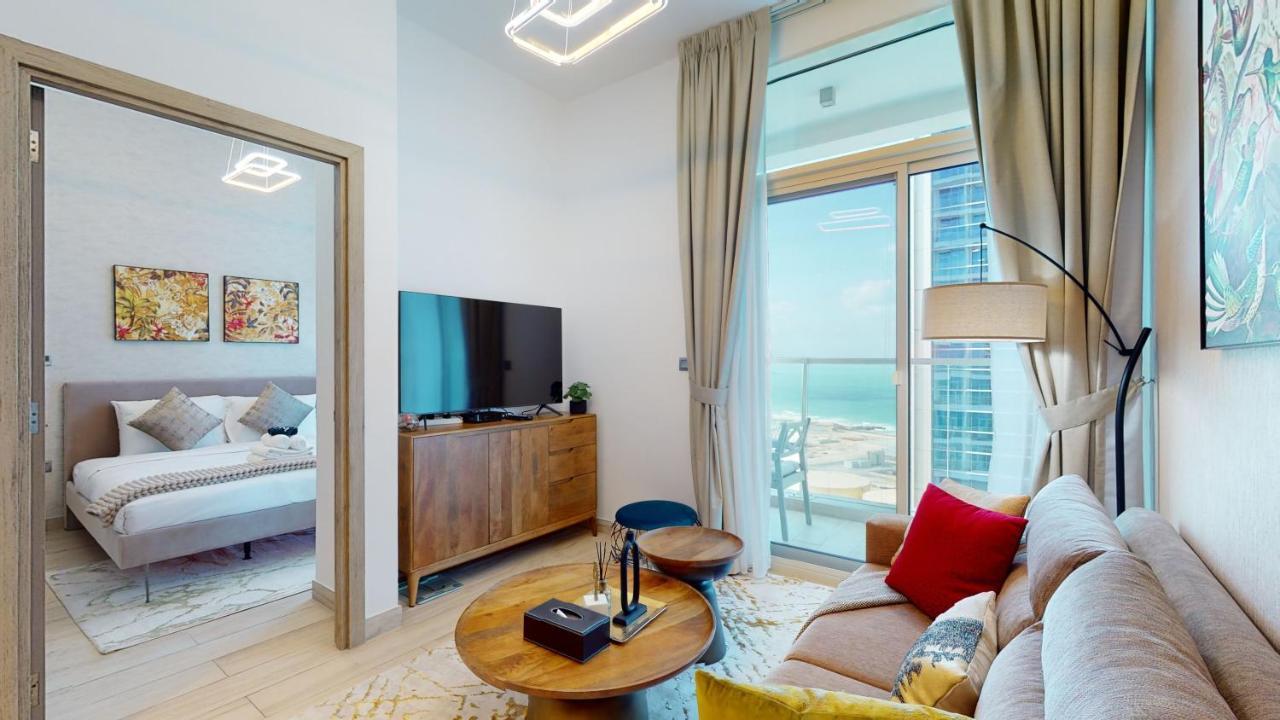 Stylish Balcony And Sea Views Apartment